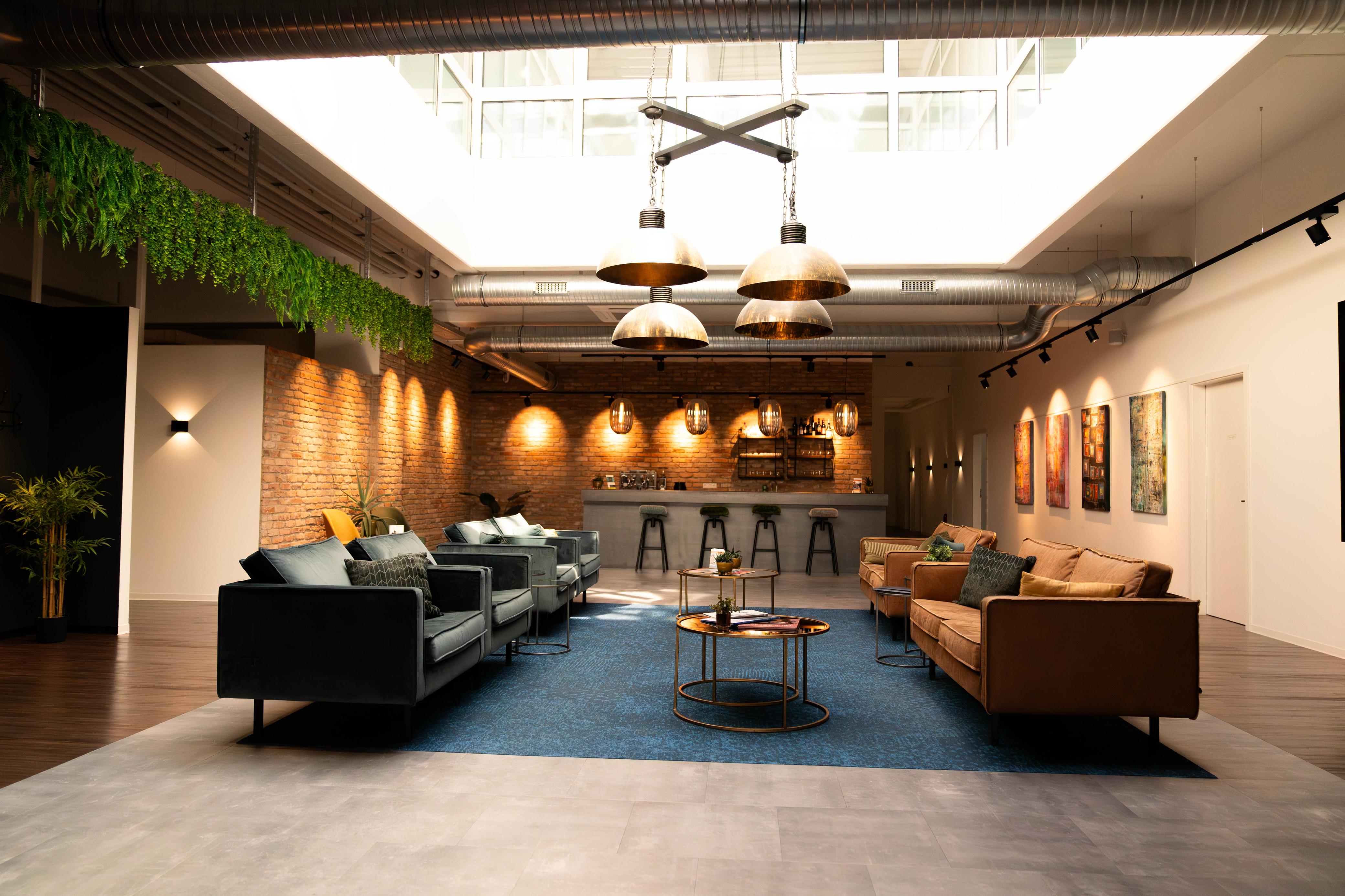 Lounge im Therapiezentrum Beck & Kollegen mit Lichtdach